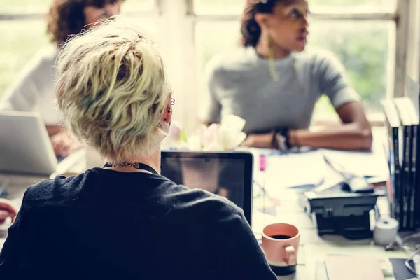 Collègues d'affaires travaillant dans l'espace de travail — Photo