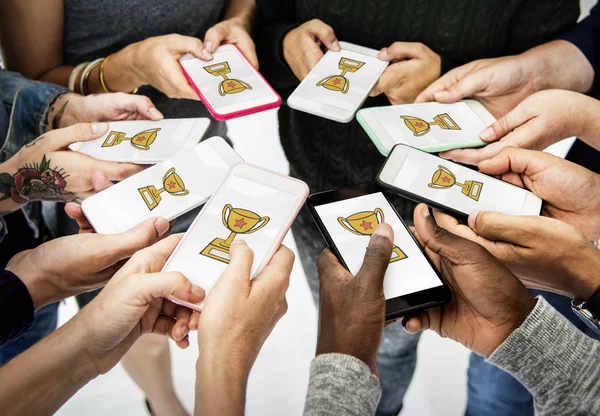 Mãos segurando telefones celulares — Fotografia de Stock