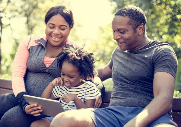 Famille utilisant la tablette — Photo