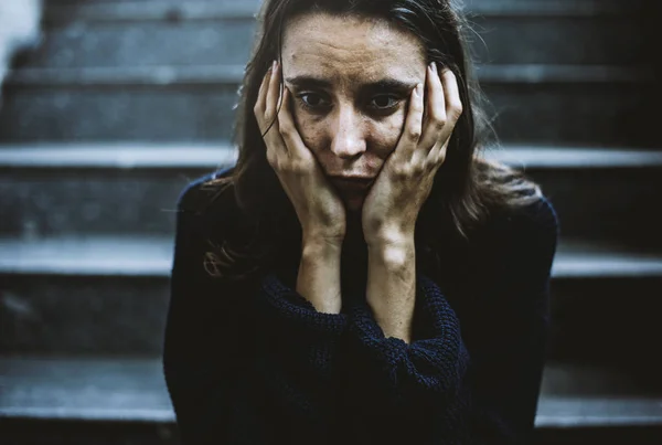 Dakloze vrouw in ondergrondse kruising — Stockfoto