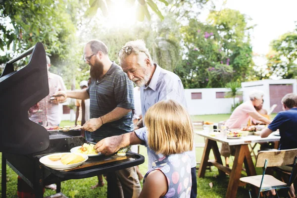 Famiglia che fa festa barbecue — Foto Stock