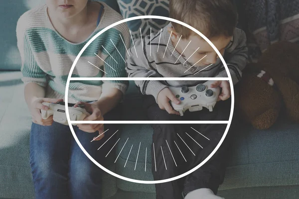 Broer en zus spelen met joysticks — Stockfoto
