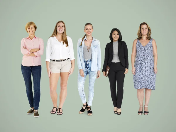 Mulheres sorridentes em pé no estúdio — Fotografia de Stock