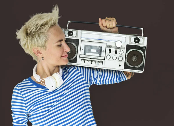 müzik kutusu ve kulaklık ile Kafkas kadın