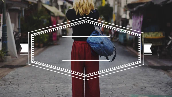 Kvinna som står med ryggsäck — Stockfoto