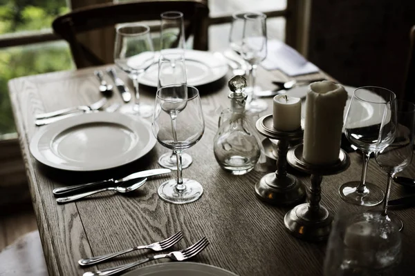 Restauranttisch mit Dekorationsservice — Stockfoto