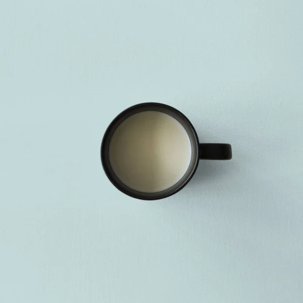 Taza negra con leche — Foto de Stock