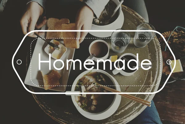 lezzetli yemekleri masasi