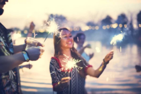 Mulher desfrutando Sparkler — Fotografia de Stock