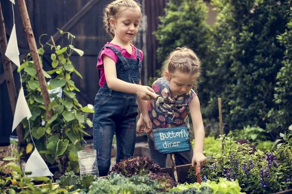 Jardinería para niños al aire libre — Foto de Stock