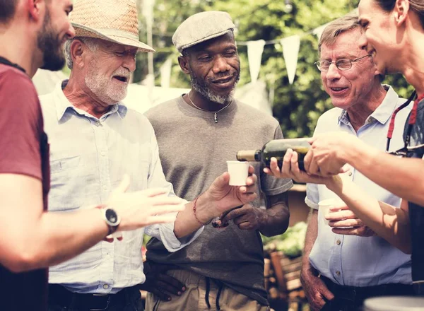 Hommes buvant du vin ensemble — Photo