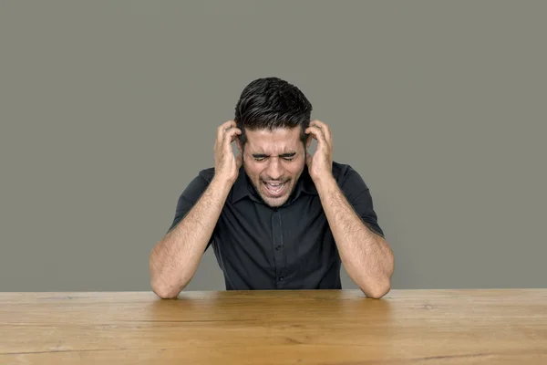 Mann posiert im Studio — Stockfoto