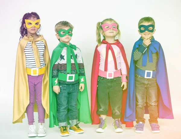 Crianças em trajes de super herói — Fotografia de Stock