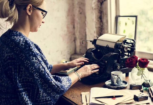 Femme tapant sur la machine à écrire vintage — Photo