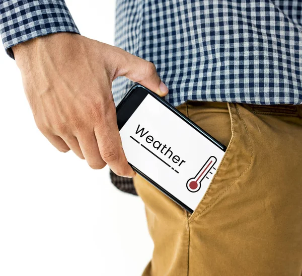 Mão masculina colocando smartphone no bolso — Fotografia de Stock