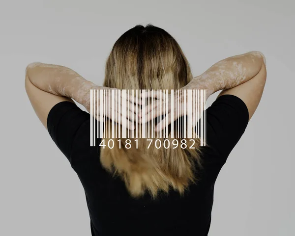 Žena dotýká blond vlasy — Stock fotografie