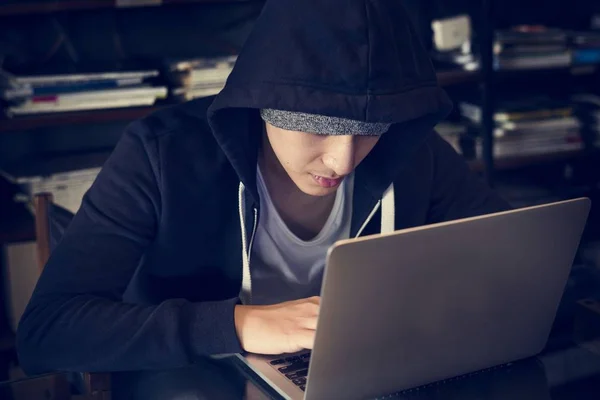 Azjatycki człowiek korzysta z laptopa — Zdjęcie stockowe