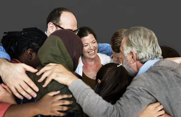 Menschen umarmen sich im Atelier — Stockfoto