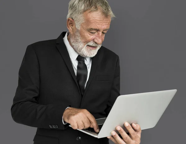 Geschäftsmann mit Laptop — Stockfoto