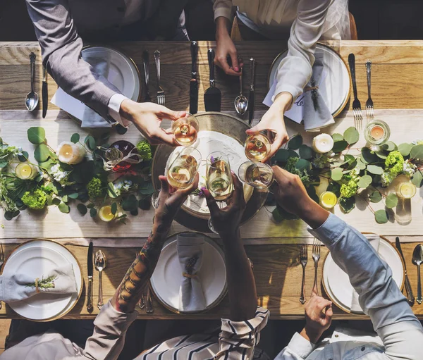 insanlar düğün kutluyor