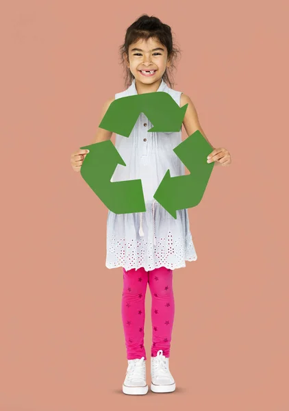 Menina com sinal de reciclagem verde — Fotografia de Stock