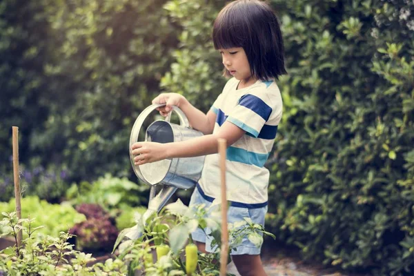 Chica pasar tiempo libre en el jardín — Foto de Stock