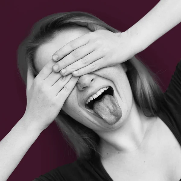 Chica mostrando lengua — Foto de Stock