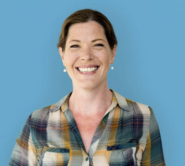 Olgun kadın gülümsüyor 