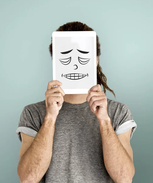  Dijital tablet kapsayan yüz tutan adam 