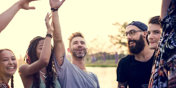 Menschen genießen Musikfestival — Stockfoto