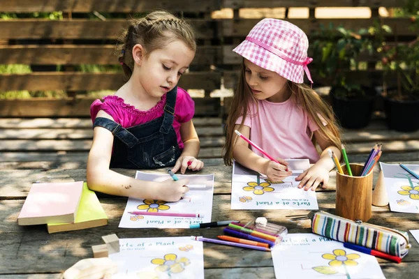Crianças desenhando alguma ideia — Fotografia de Stock