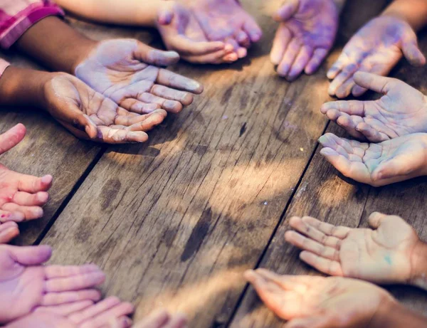 Τα χέρια τα παιδιά με κιμωλία χρώμα — Φωτογραφία Αρχείου