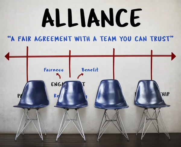 Duvar tarafından boş sandalyeler