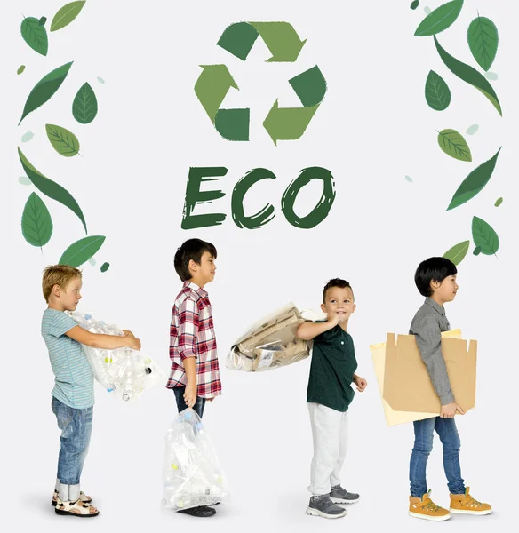 Crianças que transportam lixo de reciclagem — Fotografia de Stock
