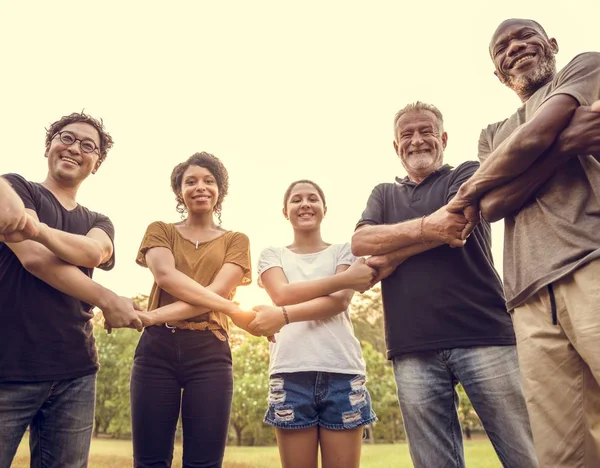 Menschen, die Hände halten, unterstützen die Einheit des Teams — Stockfoto