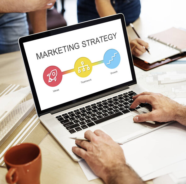 человек с ноутбуком за столом
