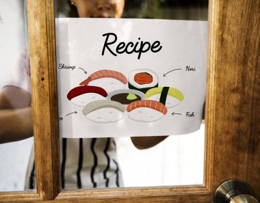 Afrikalı kadın dükkanda çalışan önlük 