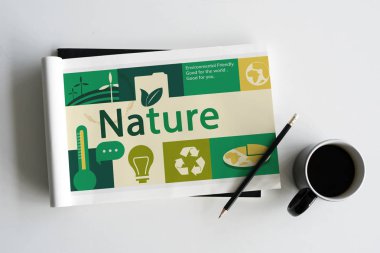 boyama kitabı ve kahve fincanı