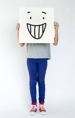 kişi holding afiş. 