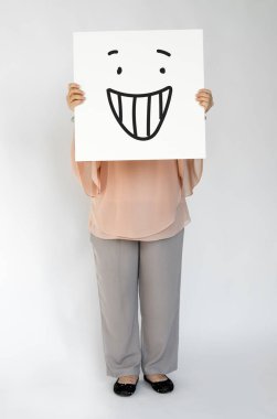 kişi holding afiş. 