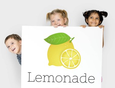 Çocuk afişini saklanıyor