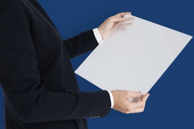 İnsan holding cam afiş