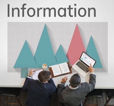 laptop ile çalışan takım elbiseli erkekler