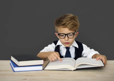 Küçük iş adamı çalışma masasında 