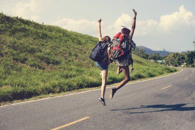  Kadın sokakta atlama