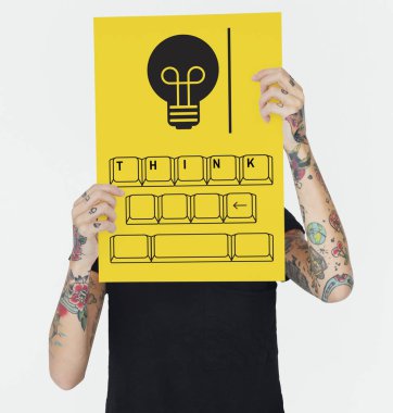 Dövmeli kişi holding afiş.