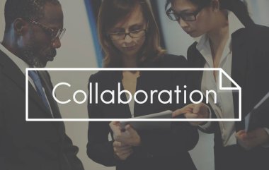 İş adamları projeyi tartışıyor