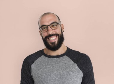 sakallı adam gülümsüyor