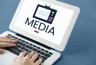 Dizüstü bilgisayarda yazan kadın klavyesi