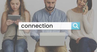 Dijital aygıtlar kullanan insanlar